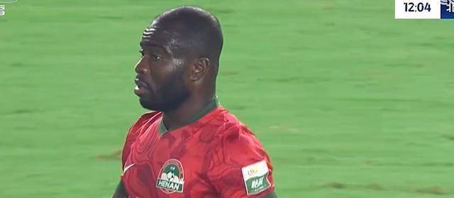 爱游戏体育-橄榄球选手爆冷获胜，专家预测失准