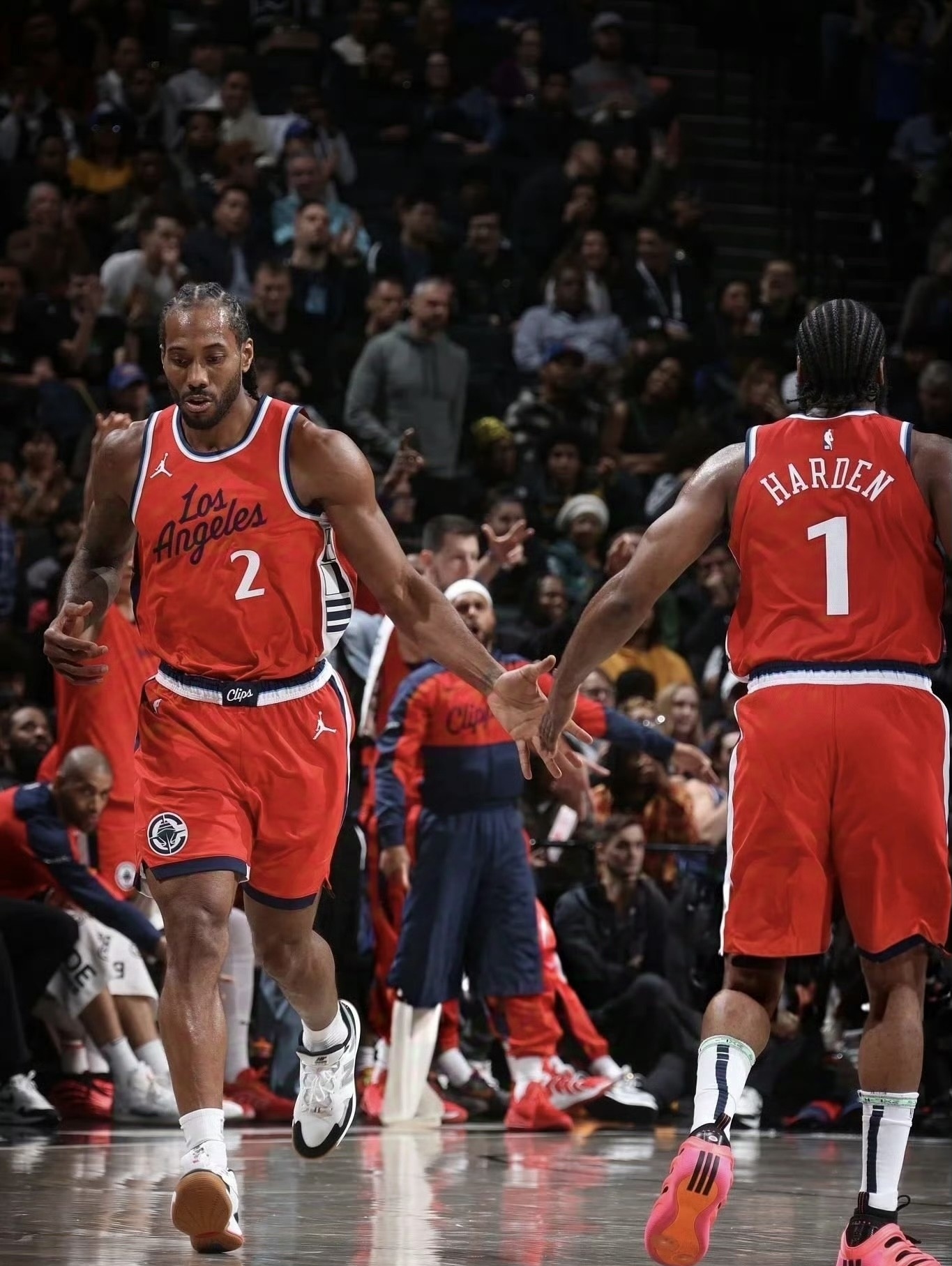 上海队险胜青岛队，哈登刷新纪录