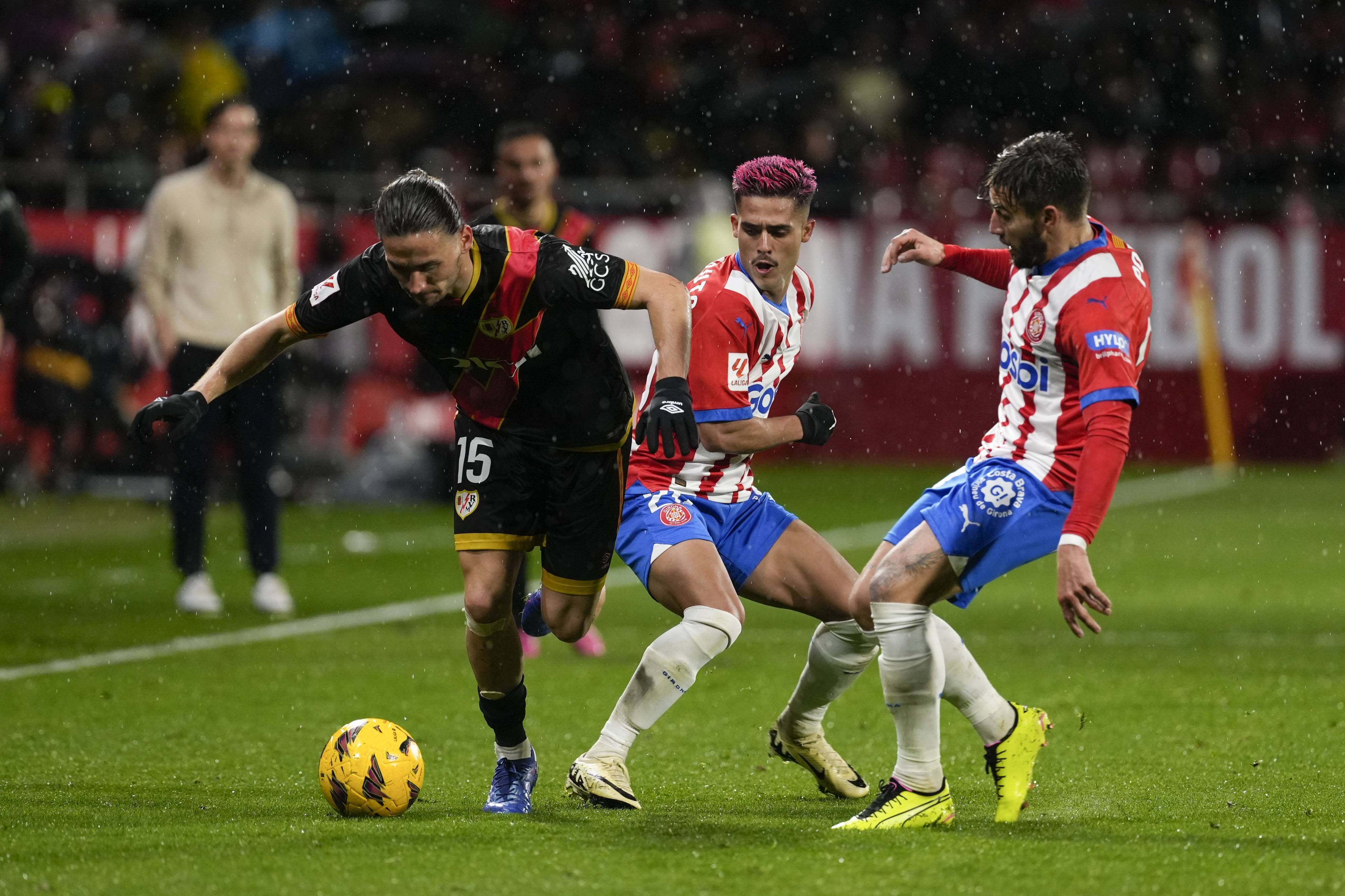 爱游戏体育-哈斯车队鏖战红牛二队，诺里斯状态火热