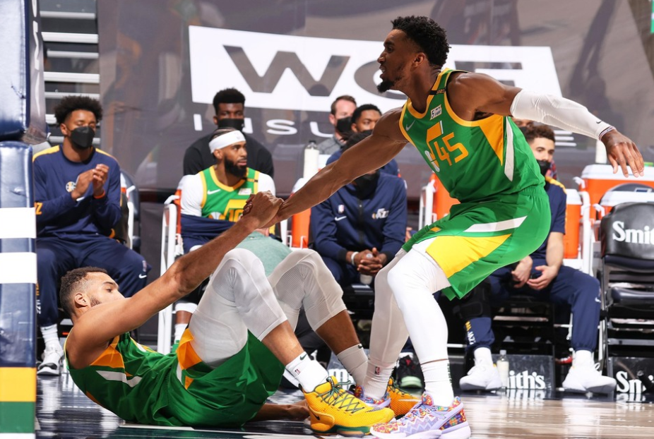 湖人碾压公牛,米切尔刷新纪录 湖人碾压公牛,米切尔刷新纪录